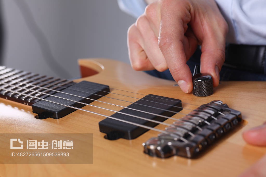 木质旋律 男性手臂与经典电吉他的神舞交融